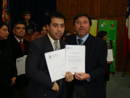 RECIBIENDO EL DPLOMADO DEL PRIMER GOBIERNO DE BACHELET, ME LO REGALO, GRACIAS